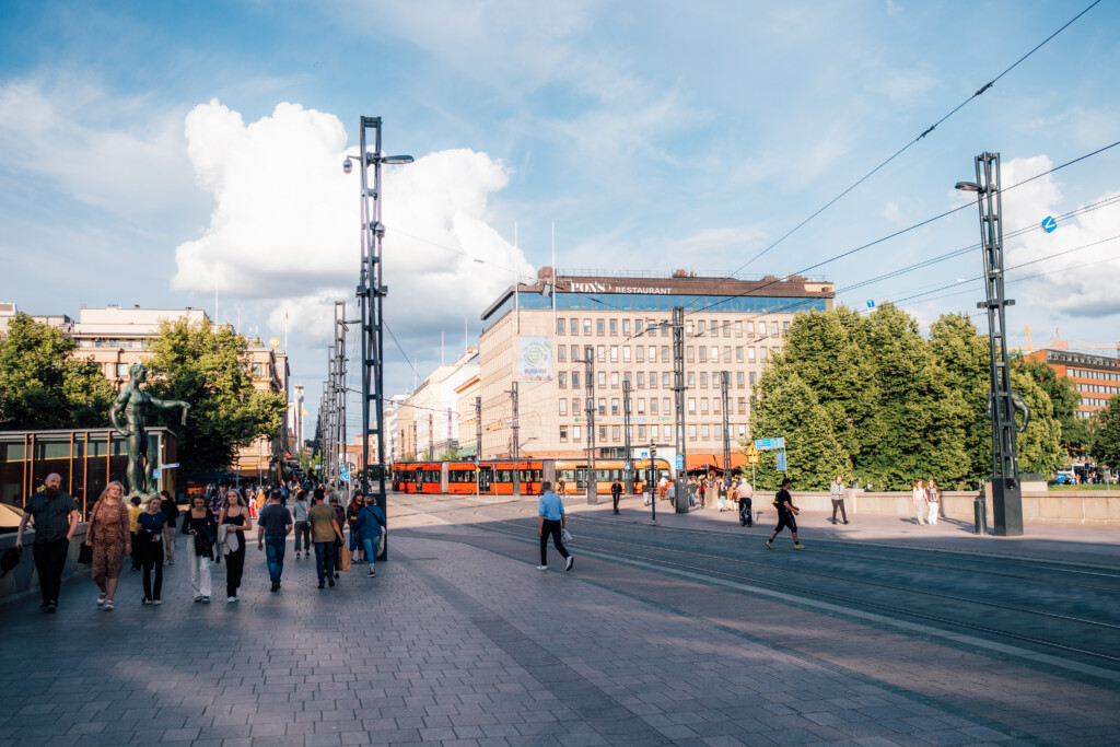 Tampereen Ratikka Koskipuistossa kesällä 2023