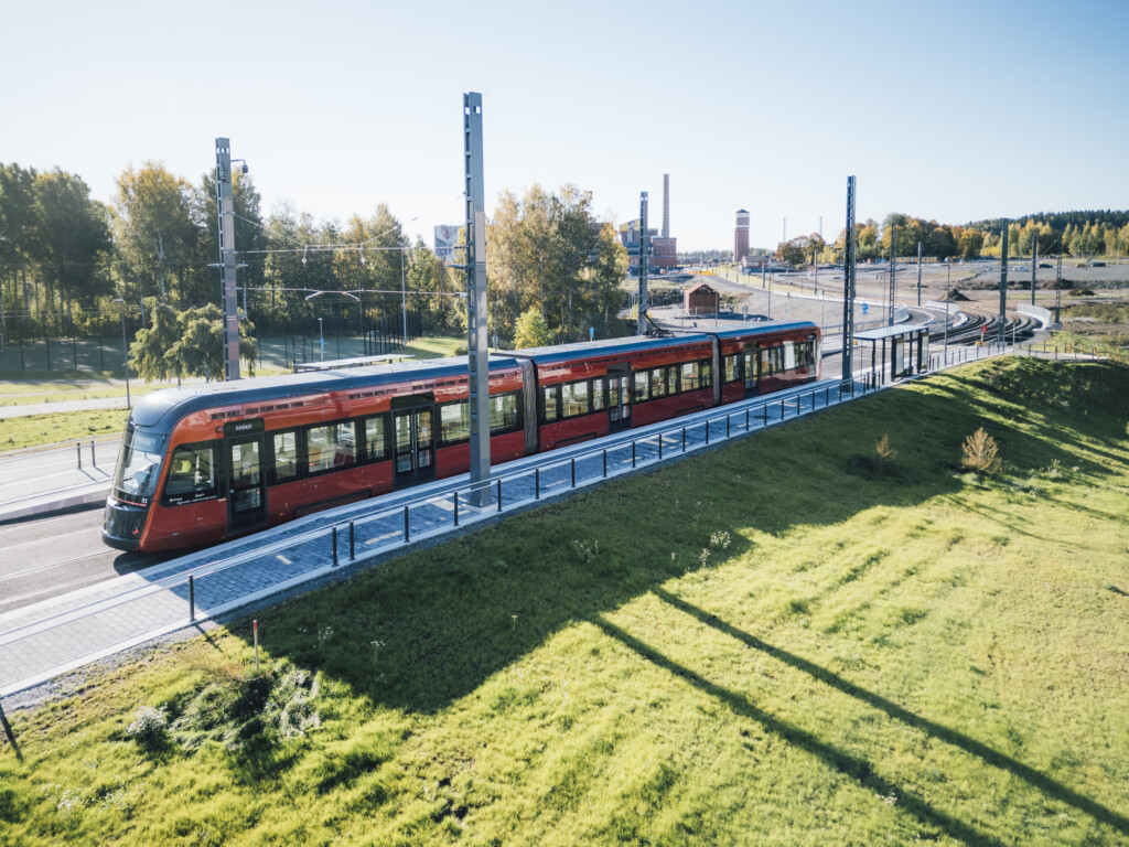 Tampereen Ratikka Sellupuistossa Niemen kartanon pysäkillä