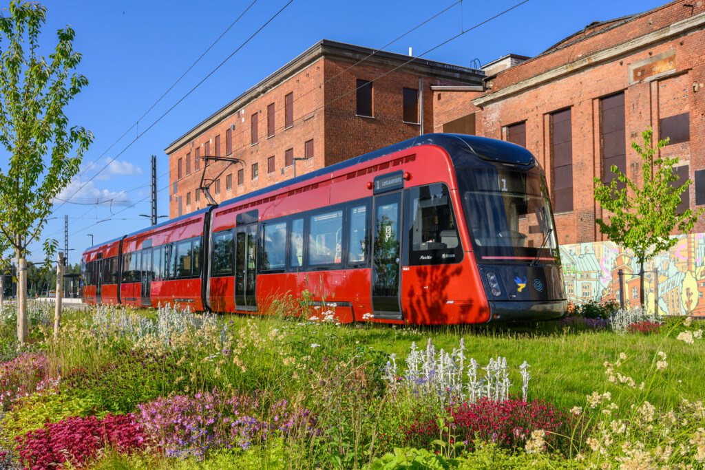 Tampereen Ratikka Hiedanrannassa kesällä 2025