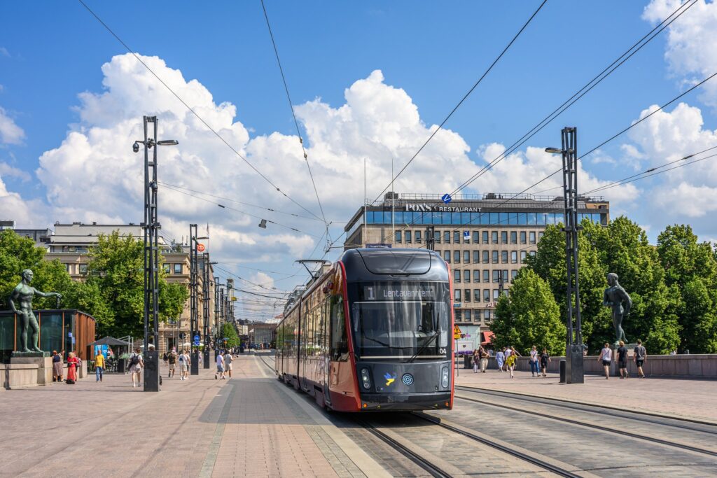 Tampereen Ratikka Hämeenkadulla kesällä 2025