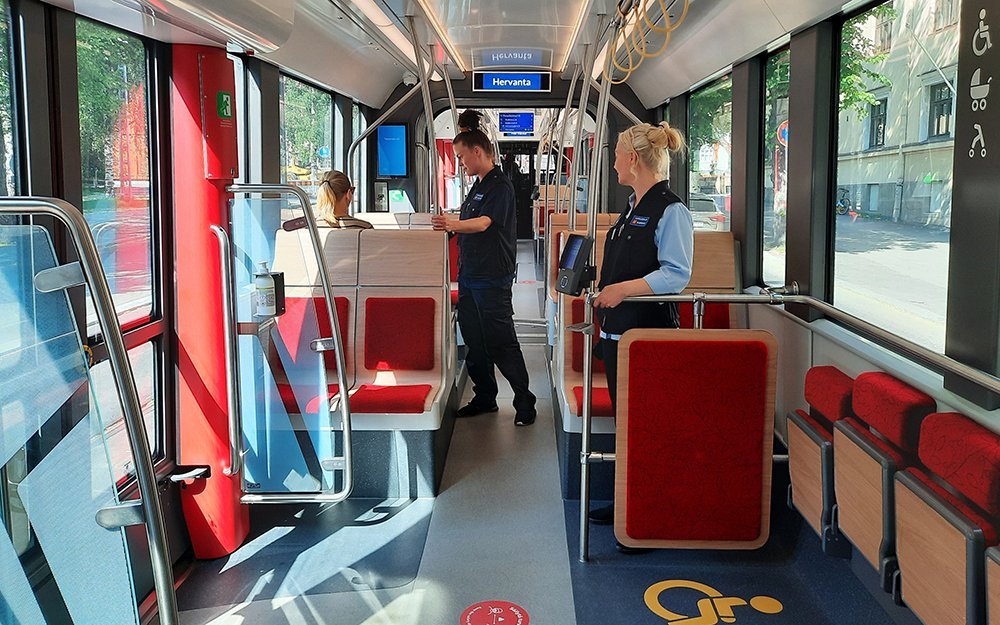 Matkalippujen tarkastajat Ratikassa