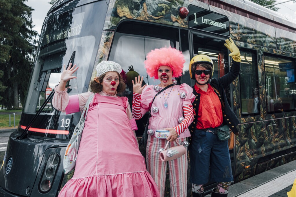 Hehkumahku pop-up-esitys taideratikassa