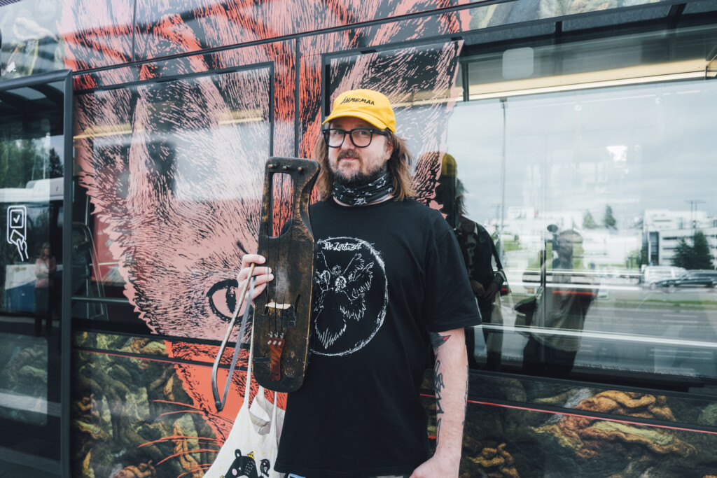 Jouhikkotaiteilija Pekko Käppi taideratikan edessä