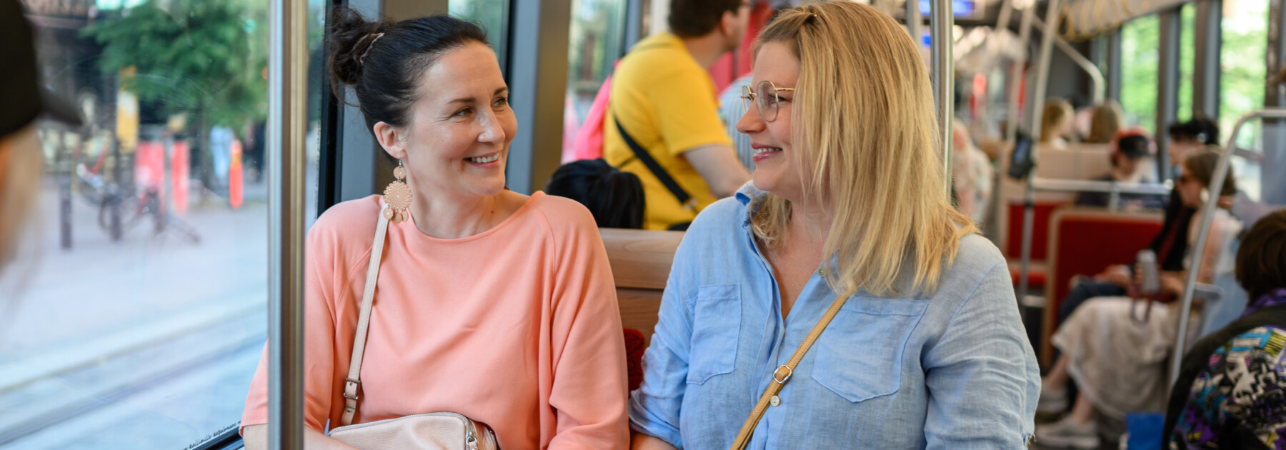 Kaksi naista Ratikassa kesällä 2025