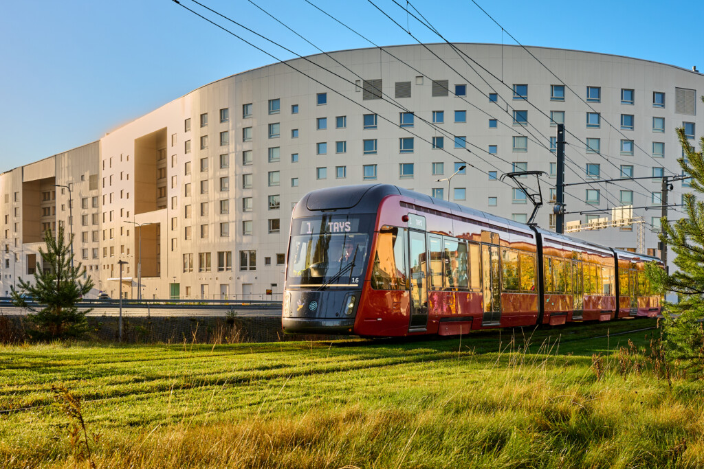 Tampereen Ratikka taustalla TOASin Hippos-kortteli (syksy 2025).