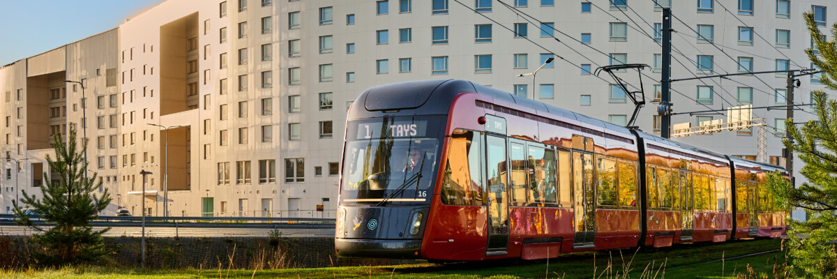 Tampereen Ratikka taustalla TOASin Hippos-kortteli (syksy 2025).