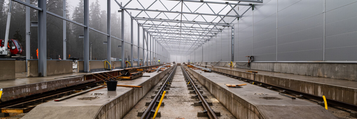 Säilytyshallin raiteet