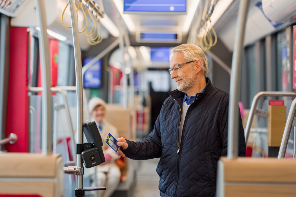 Mies leimaamassa matkakorttia Ratikassa