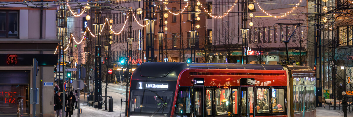 Ratikka Hämeenpuistossa joulukuussa 2025.