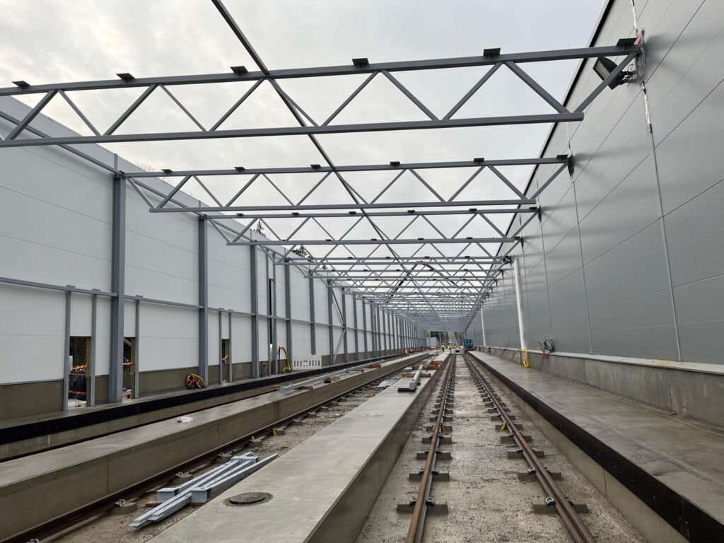 Varikon säilytyshallia laajennetaan.