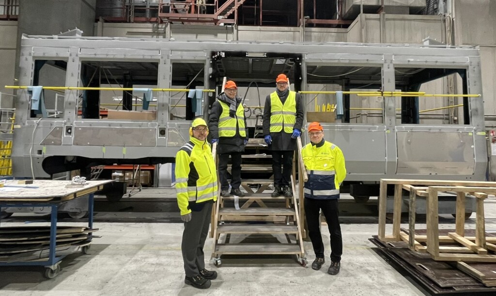 Tampereen Raitiotie Oy:n toimitusjohtaja Pekka Sirviö ja hallituksen puheenjohtaja Lauri Lyly kävivät tutustumassa Tampereen Ratikan vaunupidennysprojektin etenemiseen.