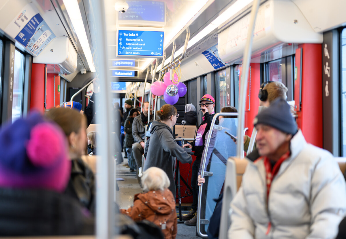 DJ Juissi ja UMK pop-up-esitys taideratikassa 27.2.2026