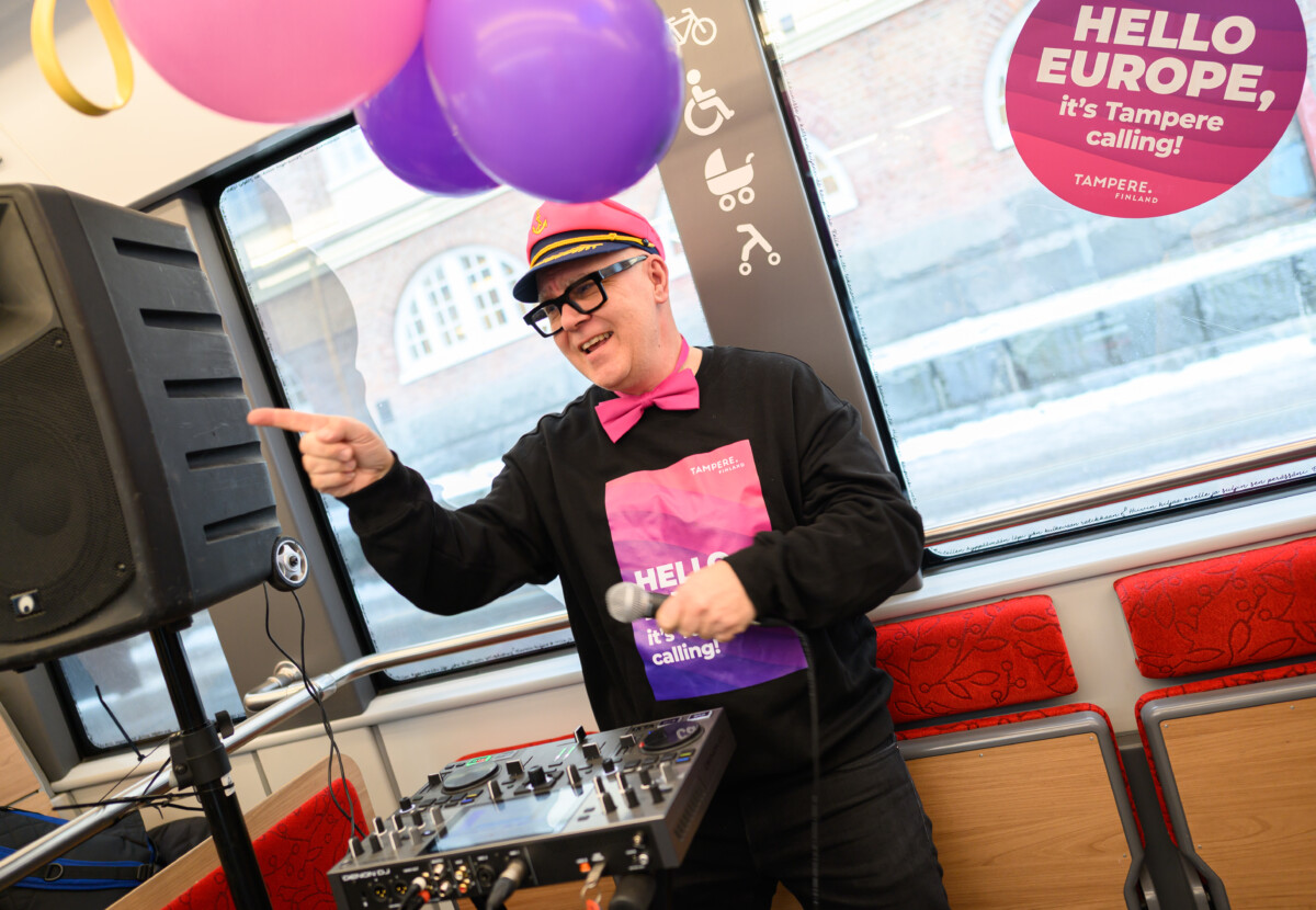 DJ Juissi ja UMK pop-up-esitys taideratikassa 27.2.2026