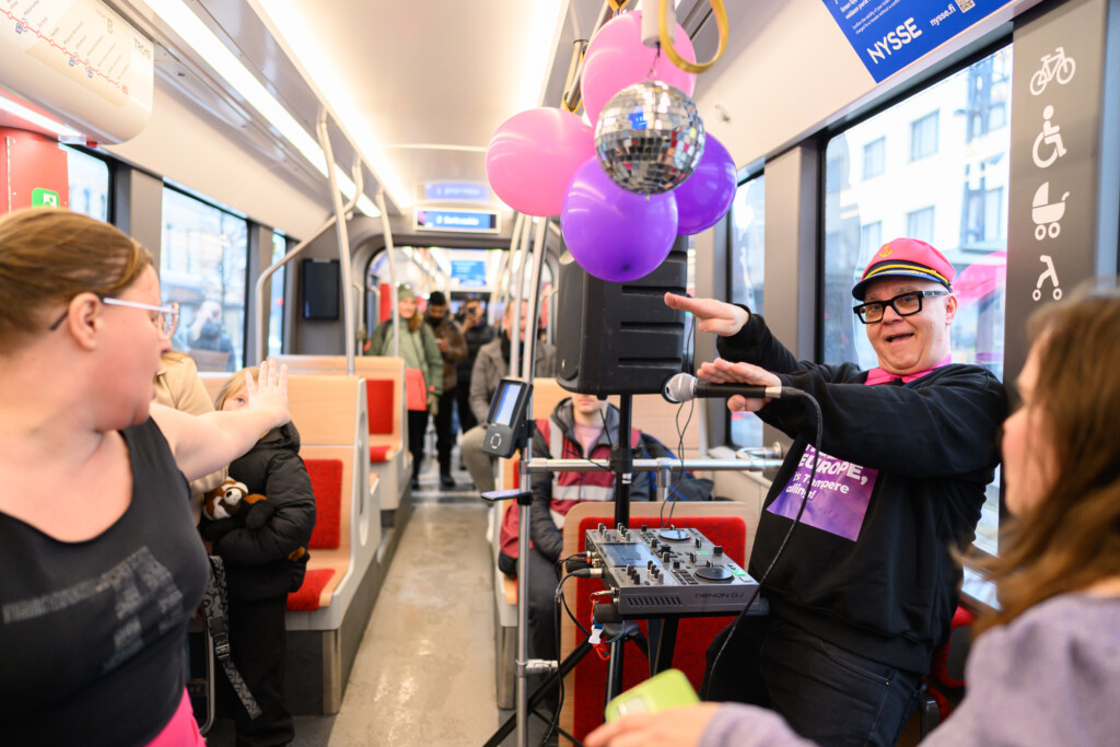 DJ Juissi ja UMK pop-up-esitys taideratikassa 27.2.2026