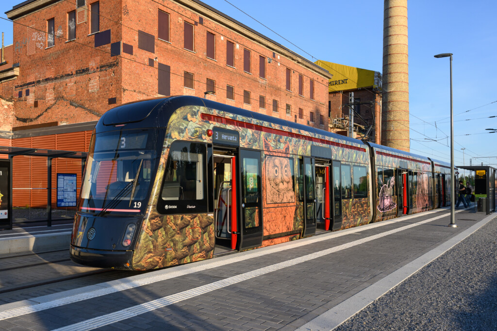 Tampereen taideratikka Tehtaan pysäkillä Hiedanrannassa kesällä 2025