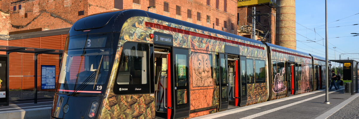 Tampereen taideratikka Tehtaan pysäkillä Hiedanrannassa kesällä 2025