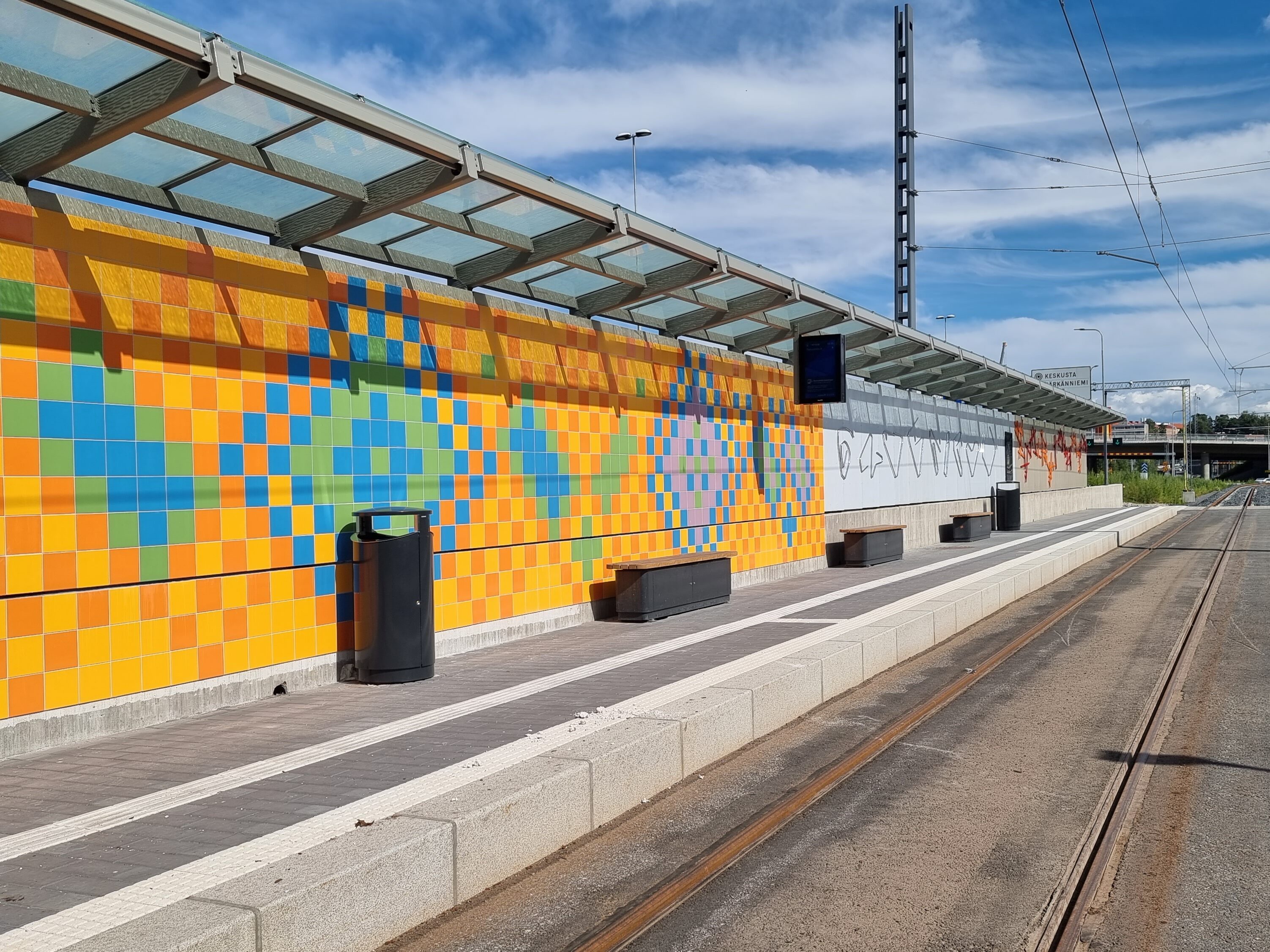 Tikkutehtaan pysäkin taideteos