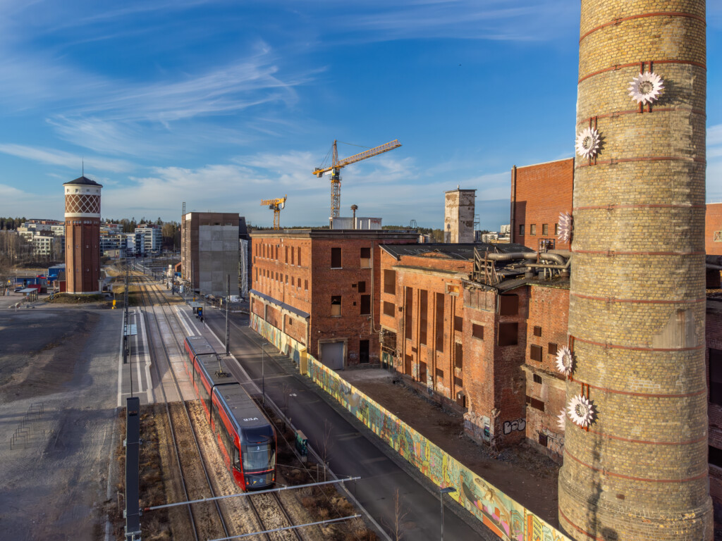 Muurarin kevät -teos Hiedanrannassa, Tehtaan pysäkillä.