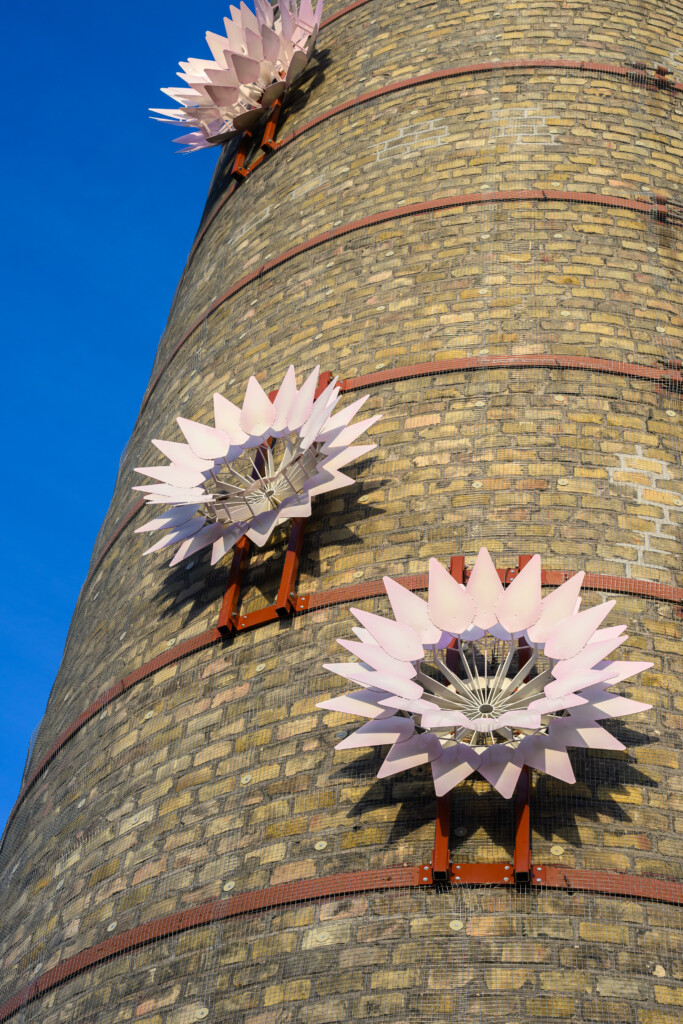 Muurarin kevät -teoskokonaisuus koostuu kuudesta teräksisestä, muurauskauhoista muodostuvasta valkolilasta kukasta