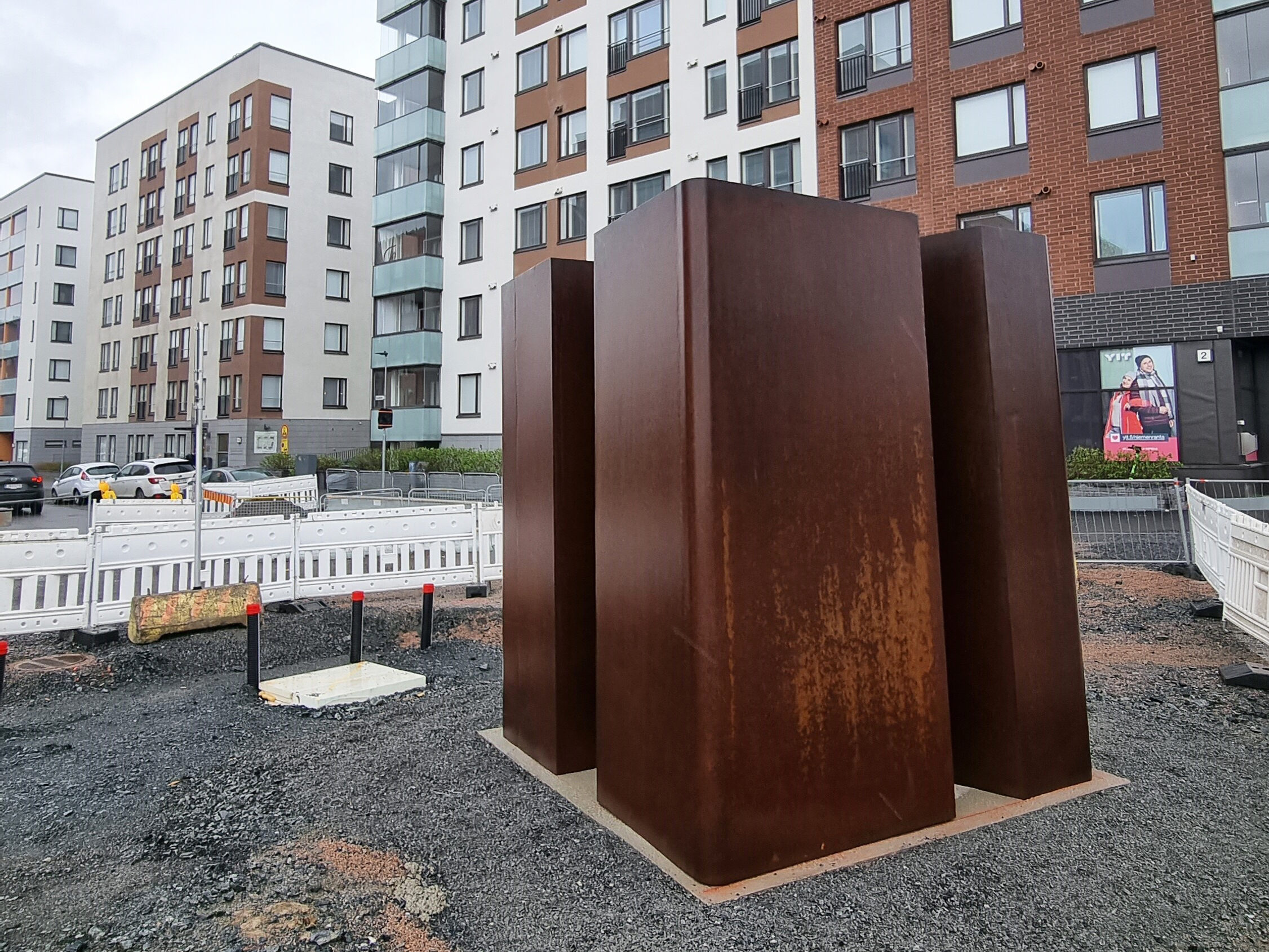 Hannu Sirenin Ratikan taiteen teos "Nyt" Niemenrannanaukiolla.