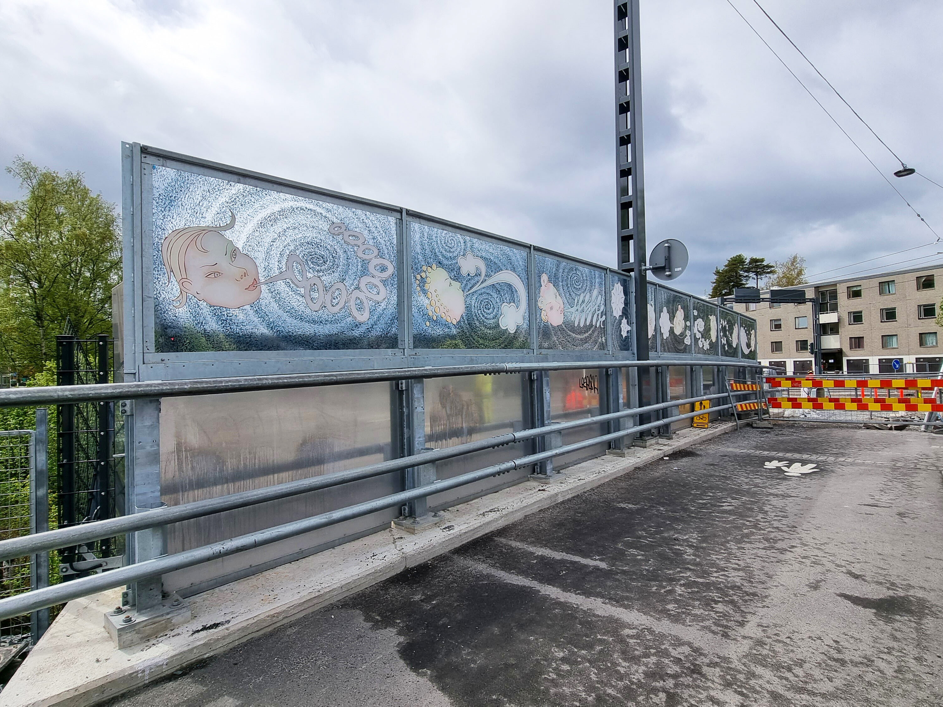 Aarne Jämsän Ratikan taiteen teos "Sankari puhaltaa" Sepänkadun sillalla