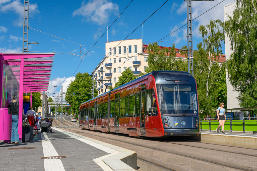 Tampereen Ratikka Pyynikintorilla kesällä 2024