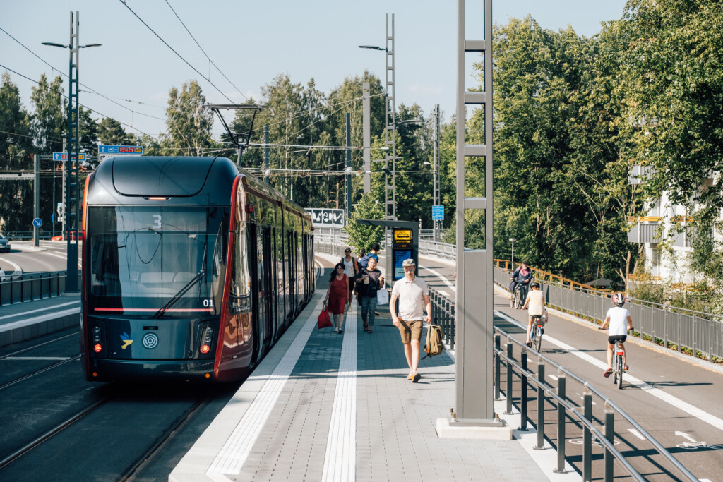 Ratikka Särkänniemen pysäkillä. 