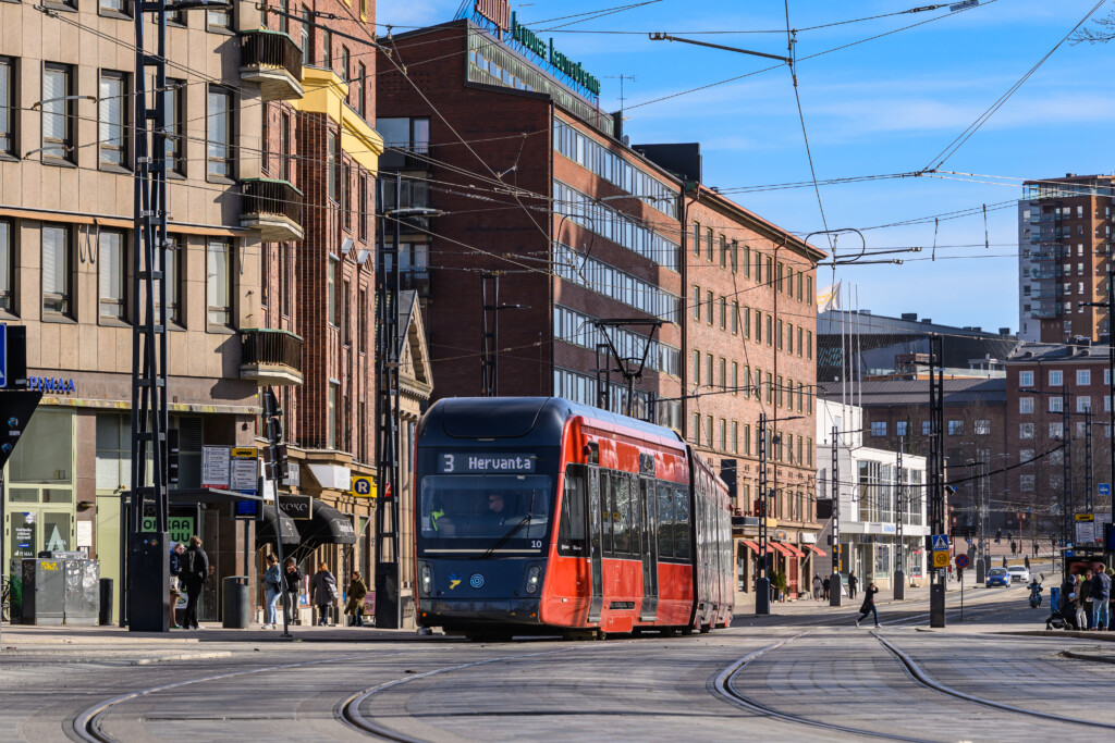 Tampereen Ratikka Hatanpään valtatiellä keväällä 2026