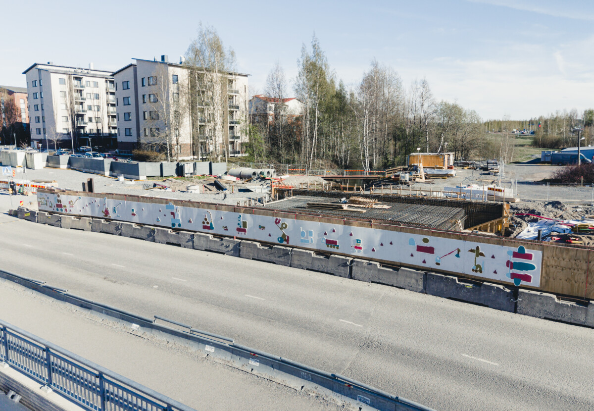 Väliaikaista taidetta Ratikkatyömaalla, Härmälänojan sillalla