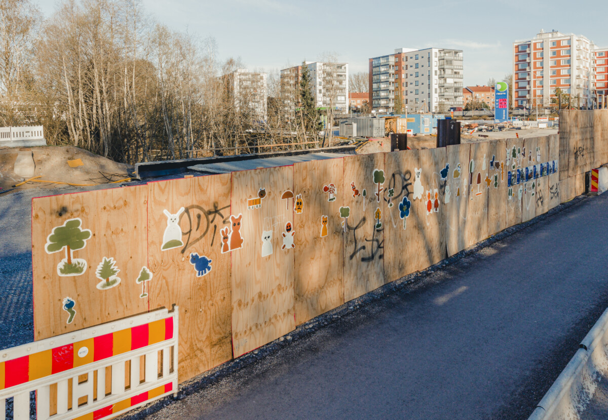 Väliaikaista taidetta Vihilahden sillalla