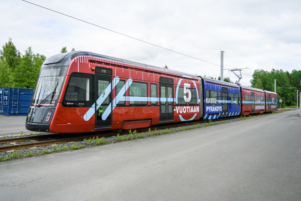 Lajinsa ensimmäinen pitkä Tampereen Ratikka