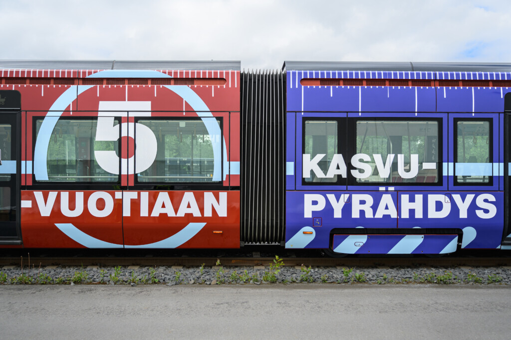 Lajinsa ensimmäisen pitkän vaunun teippaukset