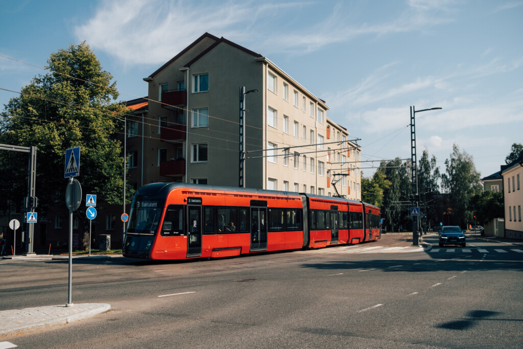 Tampereen Ratikka Sepänkadulla kesällä 2023