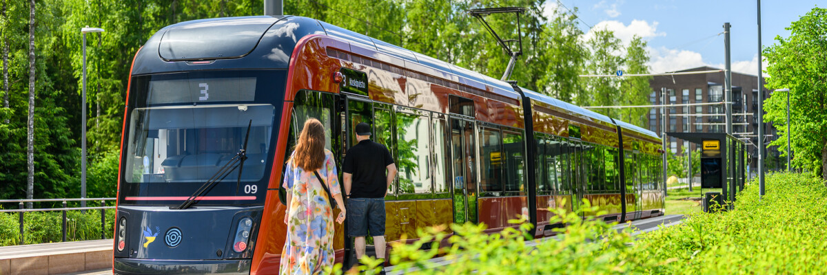 Tampereen Ratikka Hervantajärvellä kesällä 2026