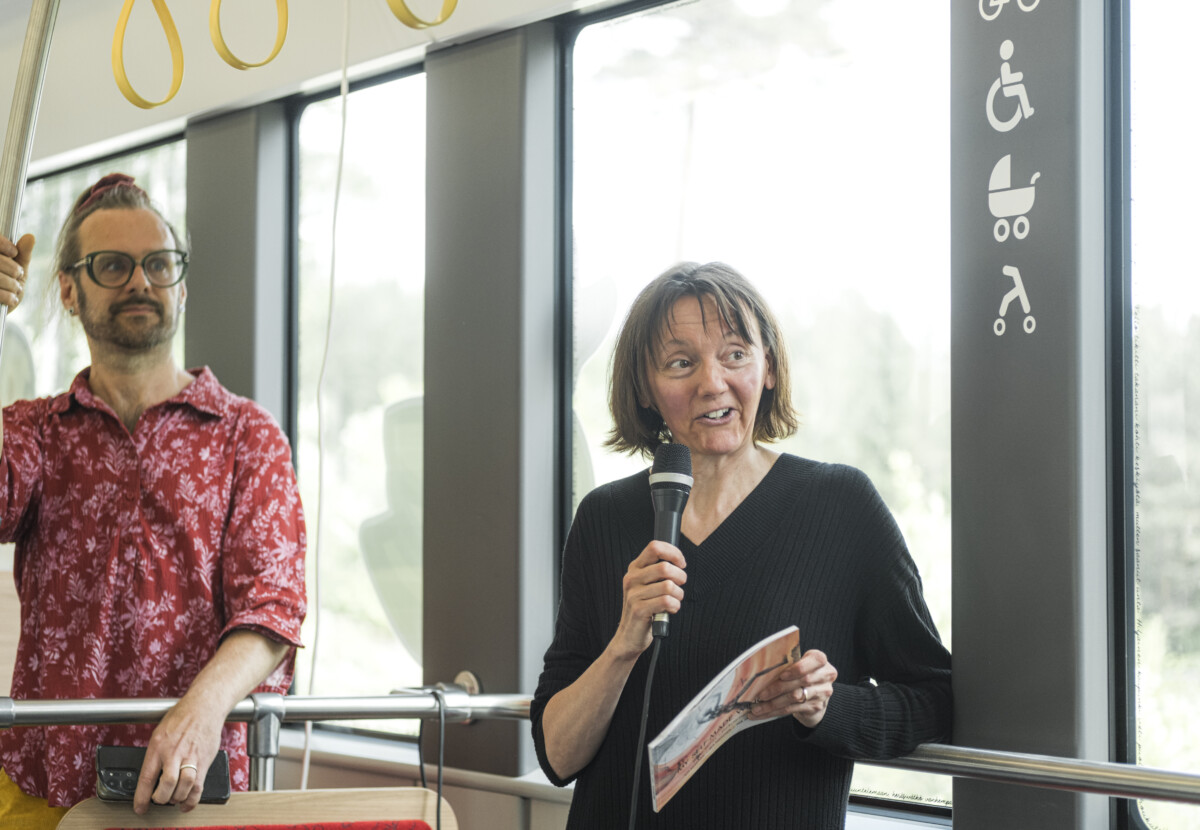 Kiti Saarinen Viitapiirin pop-up-esityksessä taideratikassa 9.6.2026