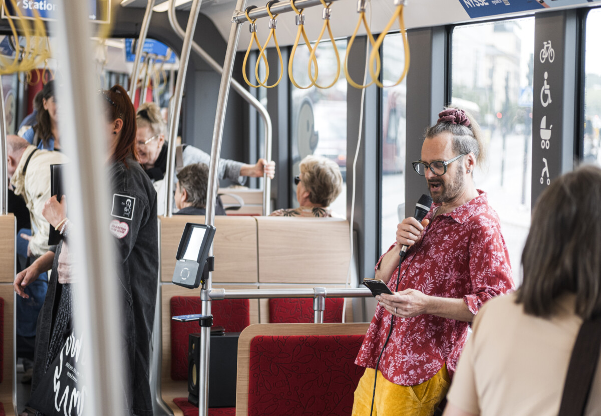 Tenho Nuutila Viitapiirin pop-up-esityksessä taideratikassa 9.6.2026