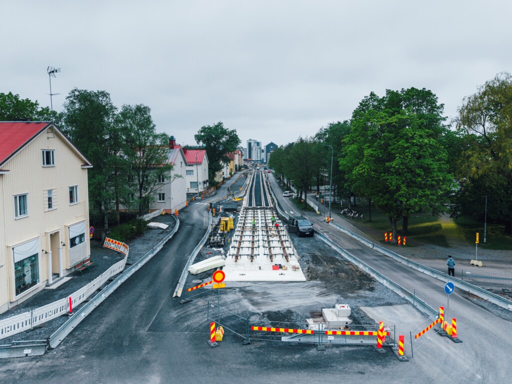 Nuolialantiellä raitiotietyömaa rakentuu kohti taustalla näkyvää Pirkkalaa.