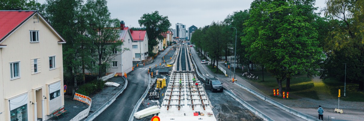 Nuolialantiellä raitiotietyömaa rakentuu kohti taustalla näkyvää Pirkkalaa.