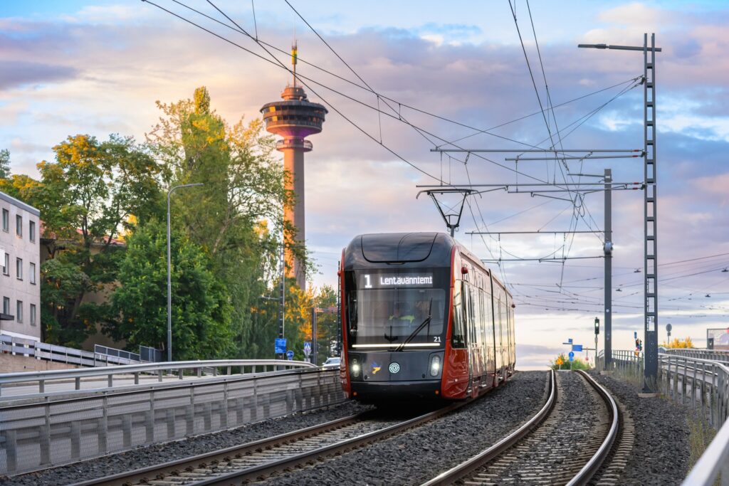 Ratikka Paasikivenkadulla menossa kohti Lentävänniemeä.