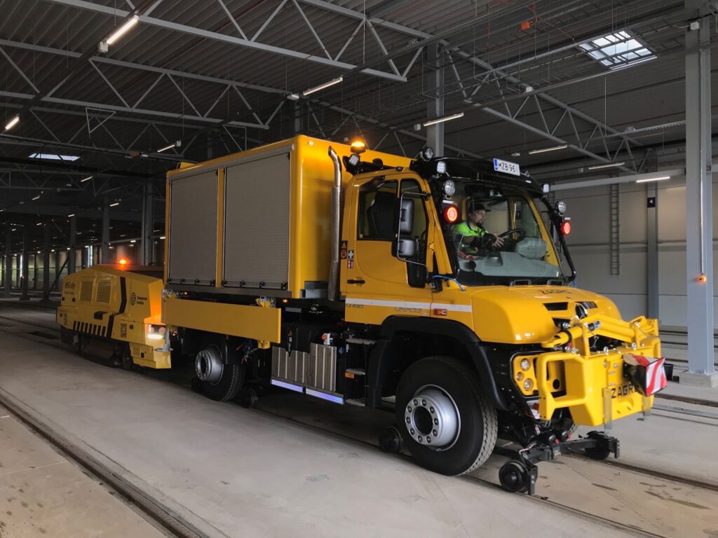 Ratikan kunnossapidossa käytetään Unimog-erikoisajoaneuvoa, joka voi kulkea sekä raiteilla että tiellä.