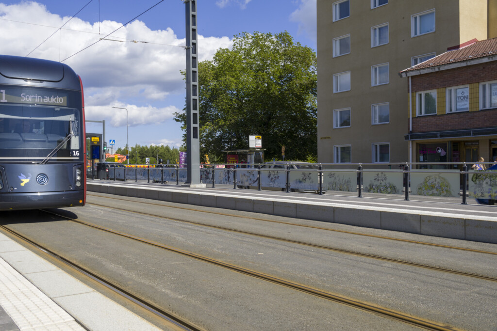 Hippoksen Ratikkapysäkin Juliana Hyrrin sarjakuvateos Vuoden päivät