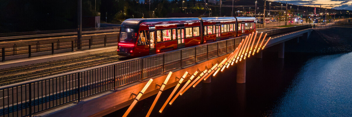 Kaatuu!-teos ja Ratikka Hiedansillalla syyskuussa 2026.