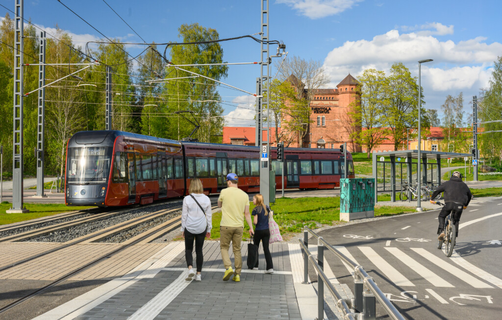 Tampereen Ratikka Niemenrannassa keväällä 2025