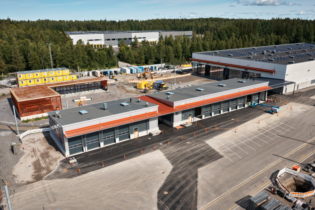 Uudet kunnossapidon säilytys- ja korjaamohallit valmistuivat elokuussa 2026.