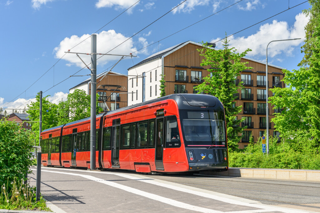Tampereen Ratikka Hervantajärvellä kesällä 2026