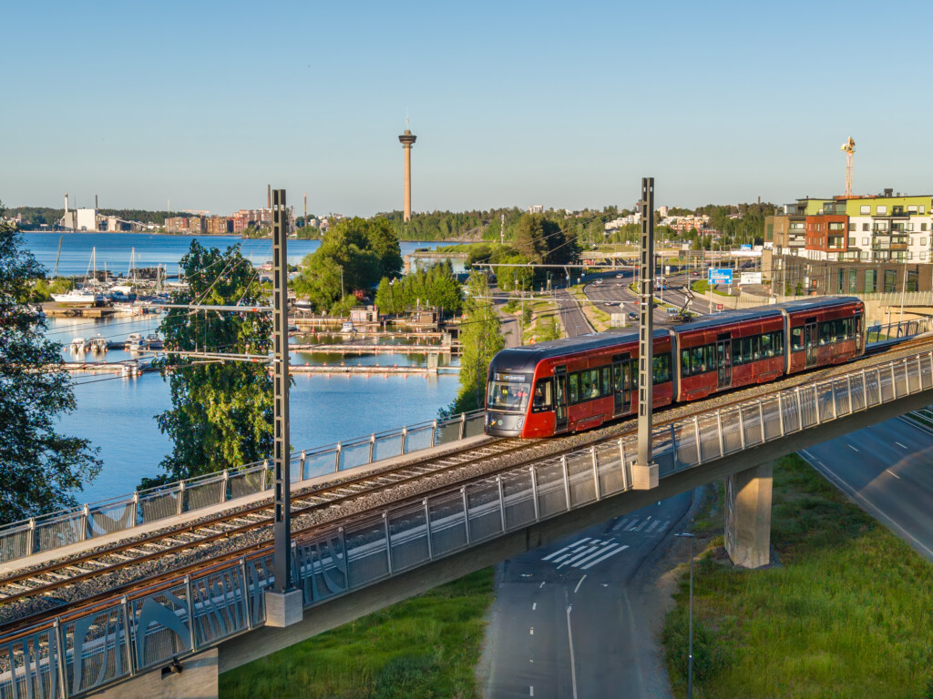 Tampereen Ratikka Rosenlewin sillalla kesällä 2026