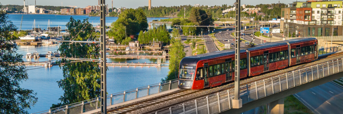 Tampereen Ratikka Rosenlewin sillalla kesällä 2026