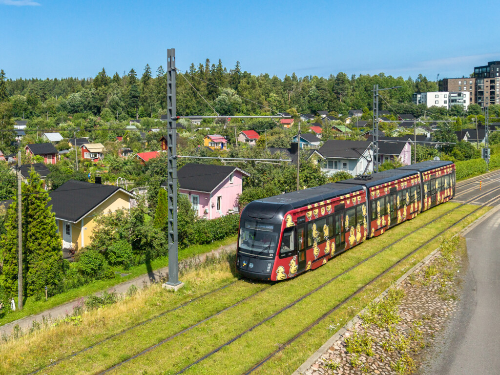Taideratikka Ankkaratikka-teos yllään Litukan siirtolapuutarhan edessä kesällä 2026
