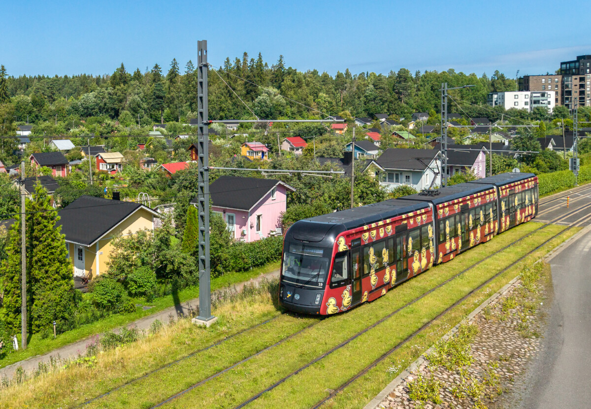 Taideratikka Ankkaratikka-teos yllään Litukan siirtolapuutarhan edessä kesällä 2026