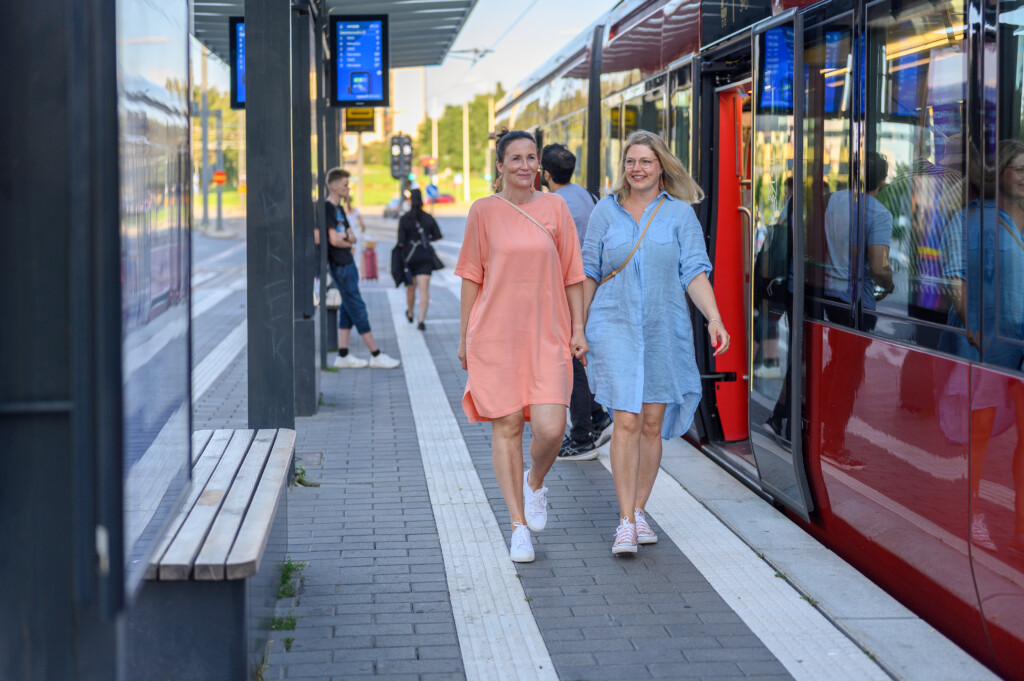 Naiset Ratikkapysäkillä kesällä 2025
